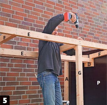 Bygg Cykelförråd: En stödregel monteras Cykelförråd